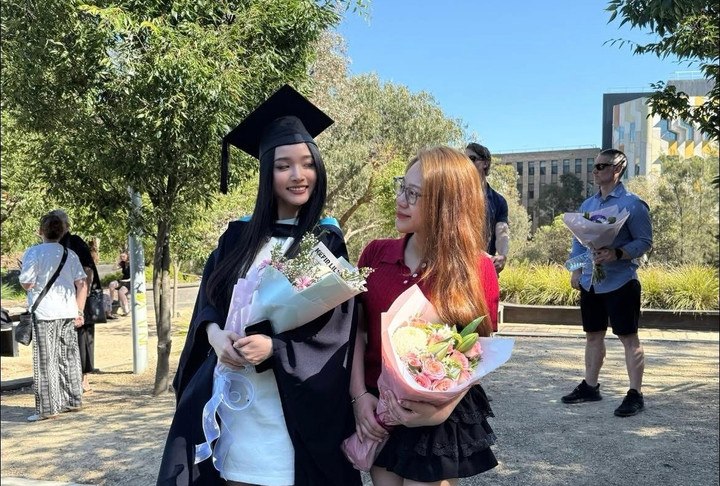 Trần Huỳnh Mỹ Kim (trái) rạng rỡ trong ngày nhận bằng tốt nghiệp Đại học La Trobe, Úc, hồi tháng 1/2026.