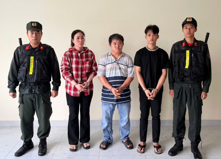 Đối tượng Vương Lưỡng Toàn và những người liên quan tại cơ quan công an. (Ảnh: CA)