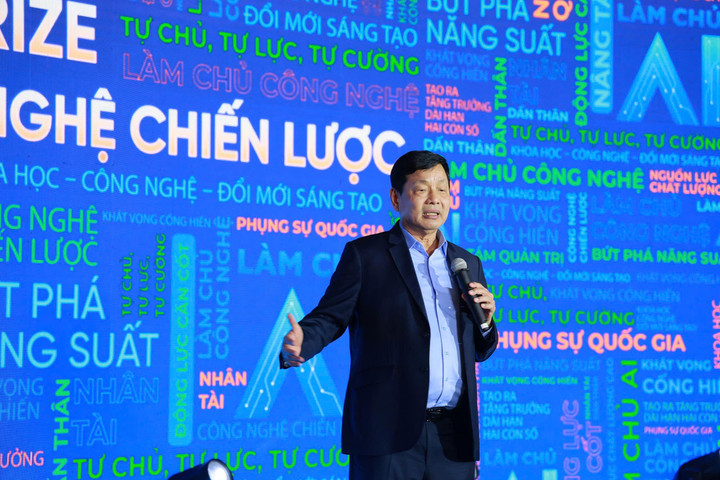 Ông Trương Gia Bình, Chủ tịch Liên minh AI Âu Lạc, Chủ tịch HĐQT Tập đoàn FPT phát biểu tại lễ công bố Giải thưởng Âu Lạc Grand Prize, nhấn mạnh tinh thần làm chủ công nghệ và chủ quyền AI của người Việt.