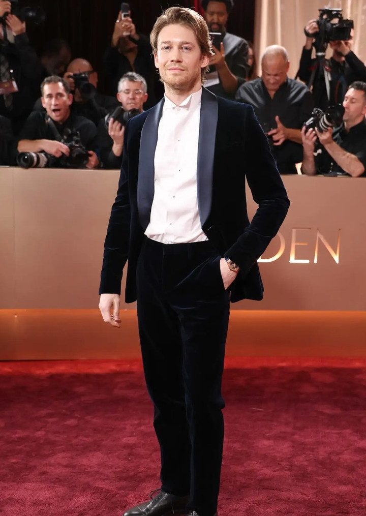 Tình cũ của Taylor Swift - Joe Alwyn xuất hiện bảnh bao.