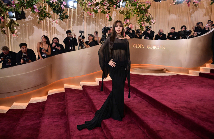 Lisa (BlackPink) xuất hiện trang phục xuyên thấu chất liệu voan mỏng.