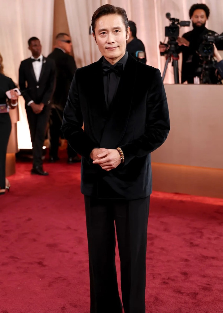 Bên cạnh dàn mỹ nhân, các sao nam cũng không kém cạnh trên thảm đỏ. Tài tử Lee Byung Hun cũng là nghệ sĩ nam châu Á hiếm hoi xuất hiện tại lễ trao giải năm nay.