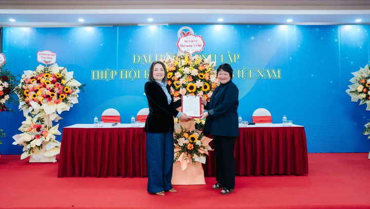 Đại diện Bộ Nội vụ trao Quyết định thành lập Hiệp hội cho bà Đặng Thanh Tú.