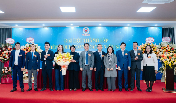 Ra mắt Ban Thường vụ, Ban Lãnh đạo Hiệp hội nhiệm kỳ I.