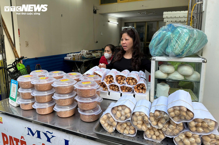 Pate Cột Đèn truyền thống là pate tươi, được chế biến thủ công bởi các hộ kinh doanh tại khu vực chợ Cột Đèn, đường Chùa Hàng, phường Lê Chân.