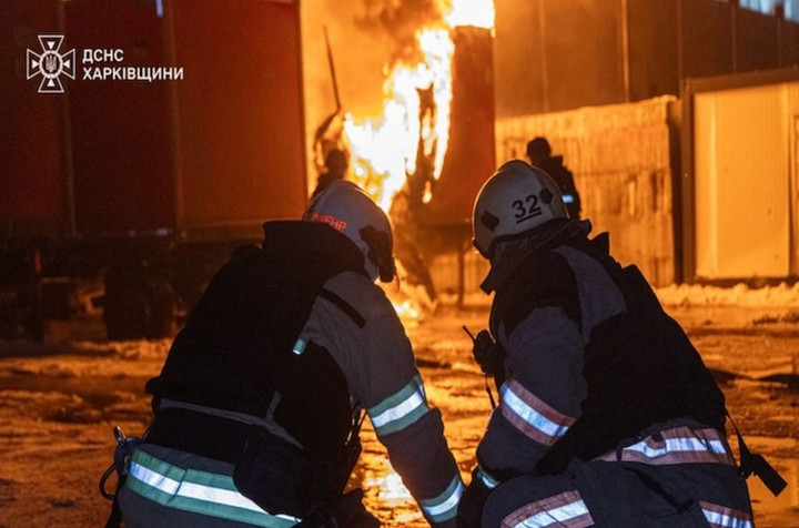 Lực lượng chức năng Ukraine làm nhiệm vụ tại hiện trường sau đòn không kích của Liên bang Nga. (Ảnh: Cơ quan Dịch vụ Khẩn cấp Ukraine/Telegram)