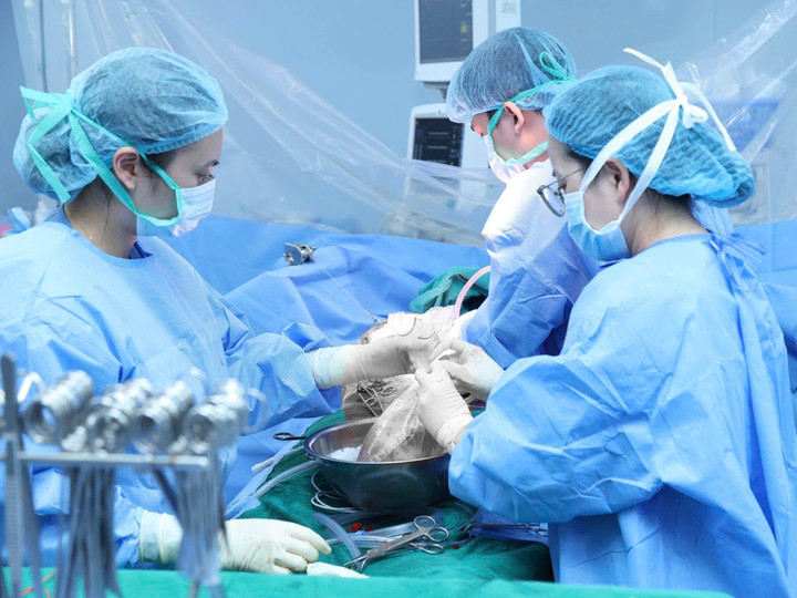 Kíp các bác sĩ, điều dưỡng lần lượt lấy tạng gan, thận và giác mạc.