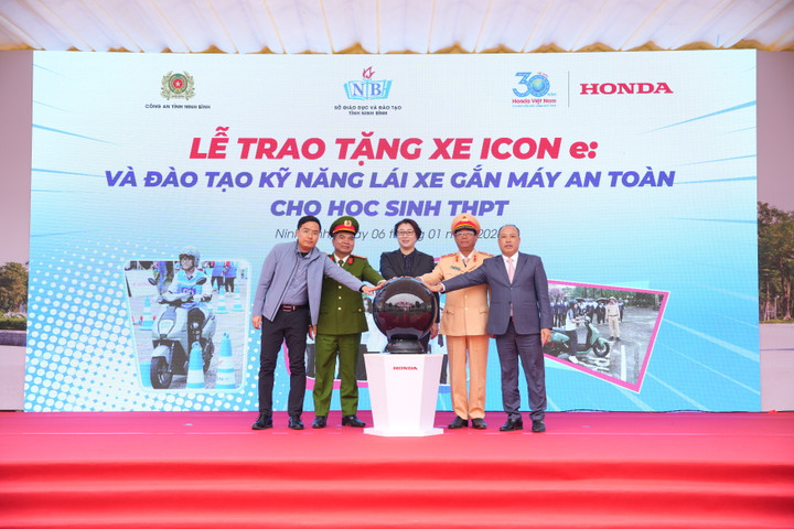 Thiếu tướng Nguyễn Văn Mừng - Phó Cục trưởng Cục CSGT (Bộ Công an), bà Sayaka Arai - Tổng Giám đốc Công ty Honda Việt Nam và đại diện các cơ quan tỉnh Ninh Bình bấm nút phát động. (Ảnh: Honda VN)