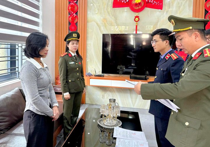 Cơ quan chức năng tống đạt các quyết định khởi tố, bắt tạm giam Phan Thị Thu Hường - Giám đốc Trung tâm Huấn luyện - Thi đấu TDTT Hà Tĩnh