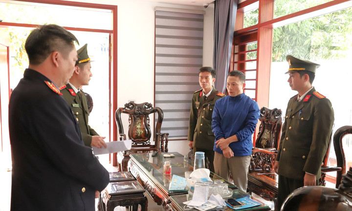 Cơ quan chức năng tống đạt các quyết định khởi tố, bắt tạm giam Võ Văn Hoài - Kế toán trưởng. (Ảnh: CAHT)