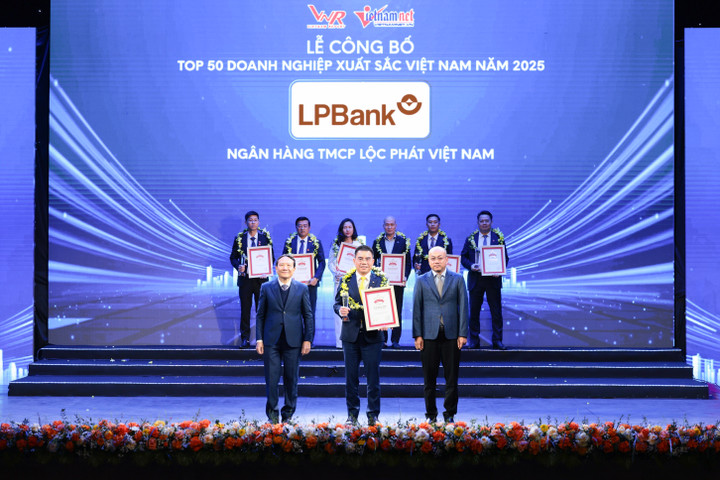 Ông Hồ Nam Tiến – Chủ tịch HĐQT LPBank (giữa) - nhận cúp và chứng nhận Top 50 Vietnam The Best từ Ban tổ chức.