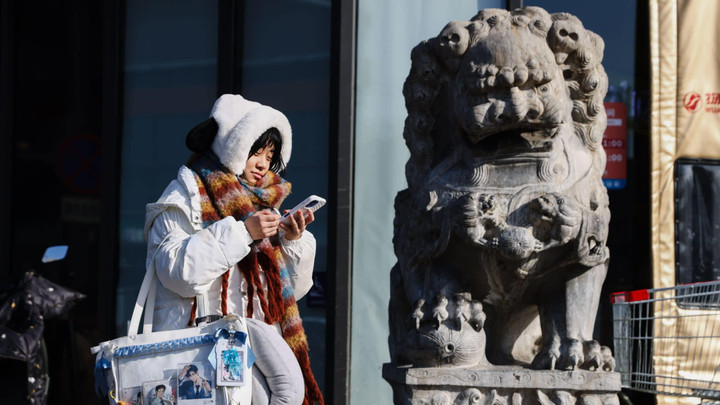 Chi phí nhà ở cao và áp lực công việc khiến nhiều người trẻ Trung Quốc chọn sống độc thân hoặc xa gia đình. (Ảnh: Shutterstock)