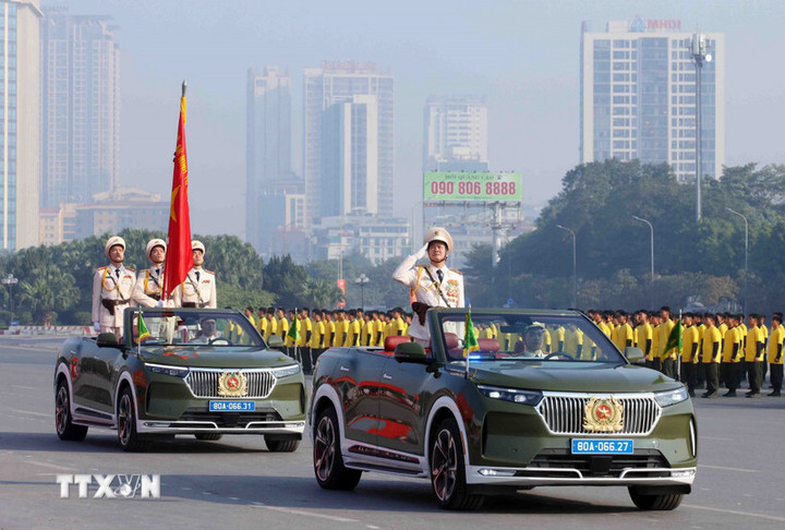 Xe chỉ huy và Tổ Công an kỳ dẫn đầu đội hình đại diện cho các lực lượng tham gia bảo vệ Đại hội Đảng toàn quốc lần thứ XIV. (Ảnh: Phạm Kiên)