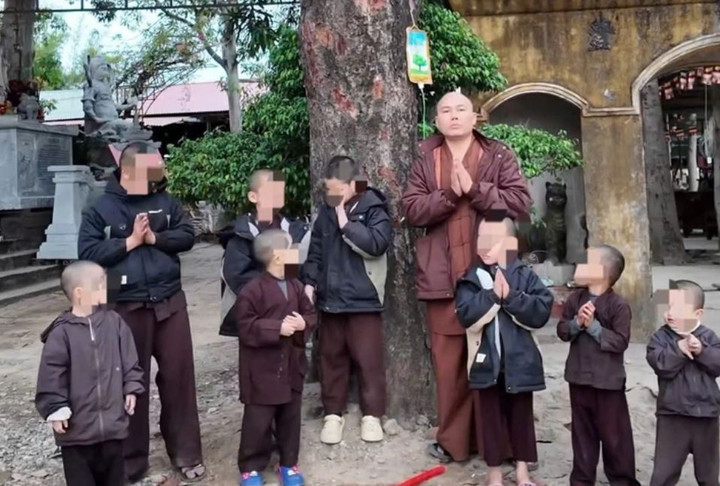 Bộ Y tế đề nghị kiểm tra vụ nuôi dưỡng trẻ ở chùa Cẩm La. (Ảnh cắt từ clip)