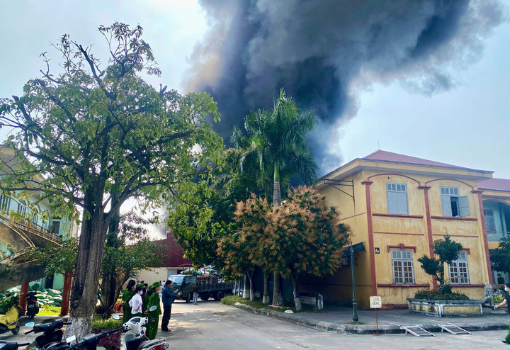 Nhiều đồ đạc được di chuyển đến nơi an toàn khi vụ cháy xảy ra.