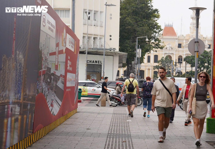 Ghi nhận của PV Báo Điện tử VTC News cho thấy, khu đất số 135 Nguyễn Huệ (dự án Thương xá Tax, phường Sài Gòn) có diện tích khoảng 9.000m² hiện đã được rào chắn xung quanh, chuẩn bị triển khai cải tạo, chỉnh trang thành công viên, vườn hoa tạm thời, phục vụ nhu cầu sinh hoạt cộng đồng của người dân trong dịp Tết Bính Ngọ 2026.