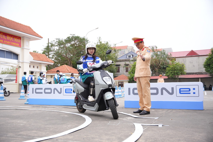 CSGT hướng dẫn học sinh trường THPT Kim Sơn B bài thực hành. (Ảnh: Honda VN)