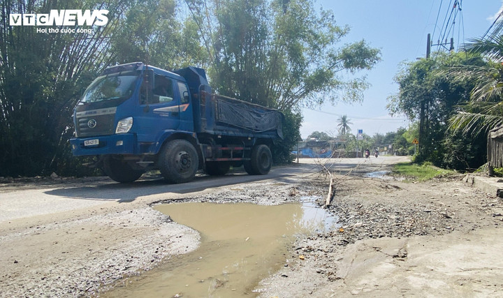 Tỉnh lộ bị băm nát bởi xe tải chạy với mật độ dày đặc.
