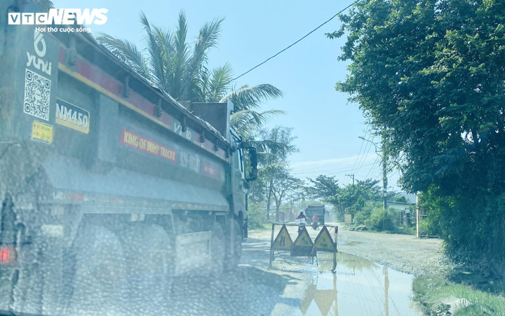 Tỉnh lộ 607B nát như tương sau thời gian oằn mình "gánh" xe tải trọng lớn.