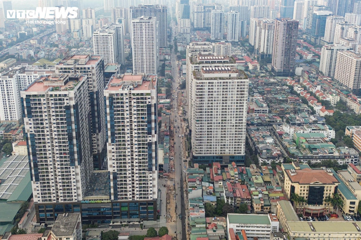 Đường Nguyễn Tuân (phường Thanh Xuân) được xem là “điểm đen” giao thông của Hà Nội, thường xuyên ùn tắc do lưu lượng xe lớn, trong khi hai bên tuyến tập trung nhiều khu dân cư và văn phòng.