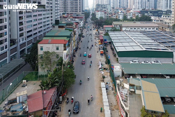 Để mở rộng đường Nguyễn Tuân, dự án phải thu hồi 14.334 m² đất của 11 tổ chức và 160 hộ dân. Do vướng mắc giải phóng mặt bằng, tiến độ bị chậm. Đến tháng 11/2024, công tác này mới cơ bản hoàn tất.