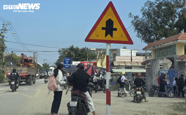 "Binh đoàn" xe tải tiềm ẩn nguy cơ gây mất an toàn giao thông khi trên tuyến ĐT 607B có nhiều trường học.