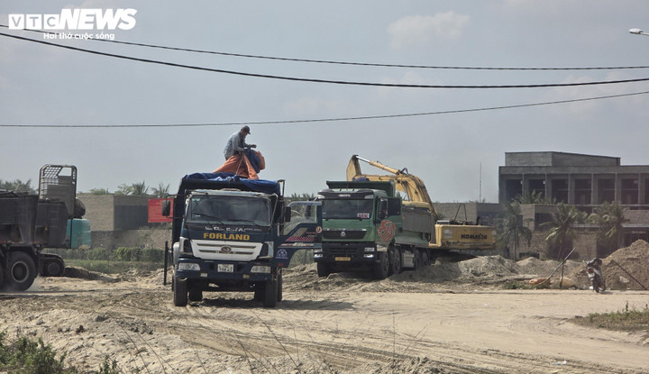 Xe tải tập trung, vận chuyển cát được nạo vét từ dưới sông Cổ Cò - khu vực cách Tỉnh lộ 607B vài trăm mét.