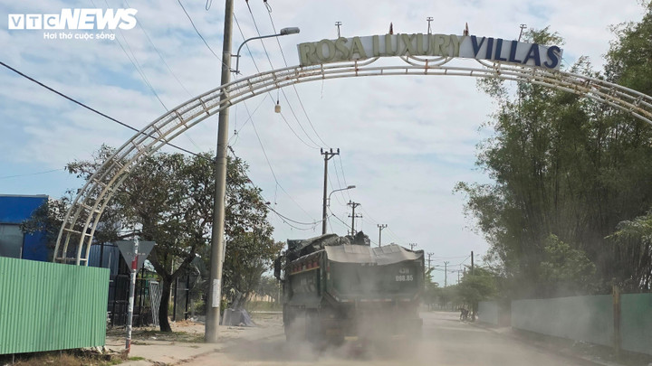 Xe chở vật liệu chạy trên Tỉnh lộ 607B, sau đó rẽ vào khu vực dự án.