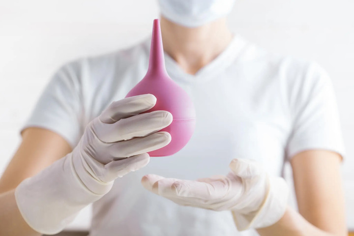 Một dụng cụ thụt rửa ruột hiện nay, nó thoải mái hơn nhiều so với các phương pháp trước đây.