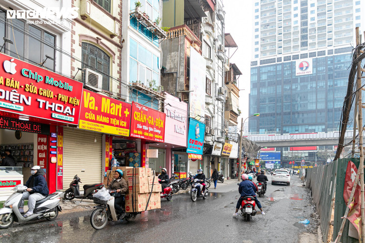 Tại đoạn kết nối đường Nguyễn Tuân – Nguyễn Trãi, người dân thường xuyên phải phun nước để hạn chế bụi bẩn.