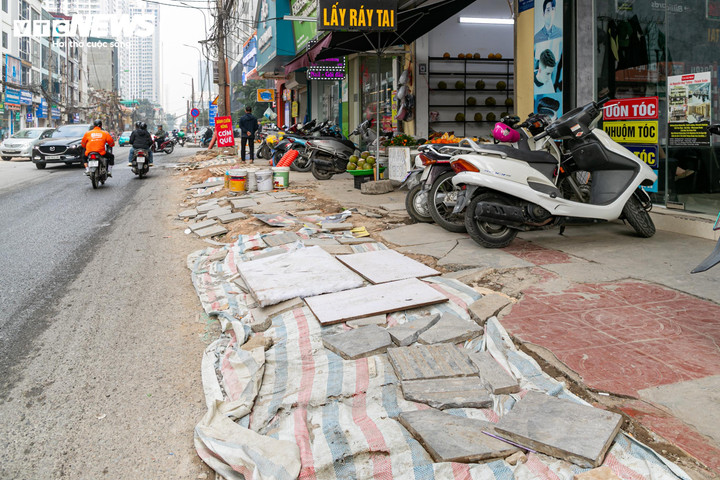 Cận cảnh loạt nhà 'siêu mỏng, siêu méo' trên đường đang mở rộng ở Hà Nội - 13