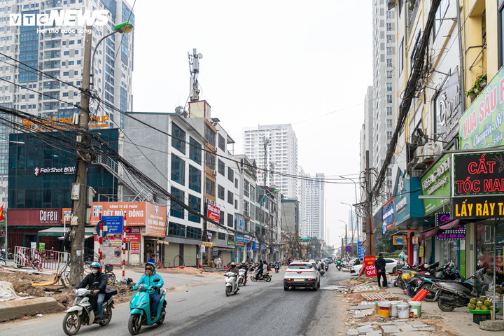 Từ 1/7/2025, sau khi vận hành chính quyền địa phương hai cấp, dự án mở rộng đường Nguyễn Tuân được chuyển giao cho UBND phường Thanh Xuân làm chủ đầu tư. Việc thay đổi chủ đầu tư, quy trình và thủ tục đấu thầu khiến một số gói thầu chậm tiến độ. Do đó, thời điểm hoàn thành toàn bộ công trình được lùi đến tháng 3/2026, thay vì năm 2025.