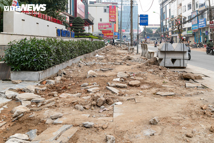 Cận cảnh loạt nhà 'siêu mỏng, siêu méo' trên đường đang mở rộng ở Hà Nội - 9