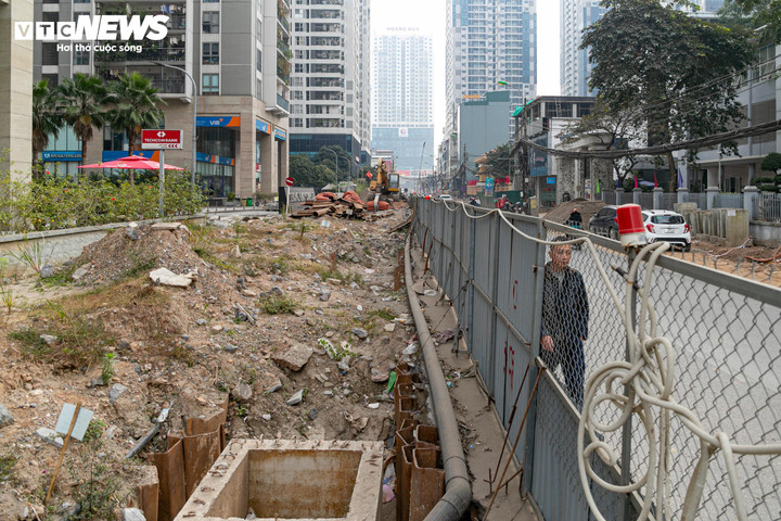 Cận cảnh loạt nhà 'siêu mỏng, siêu méo' trên đường đang mở rộng ở Hà Nội - 6
