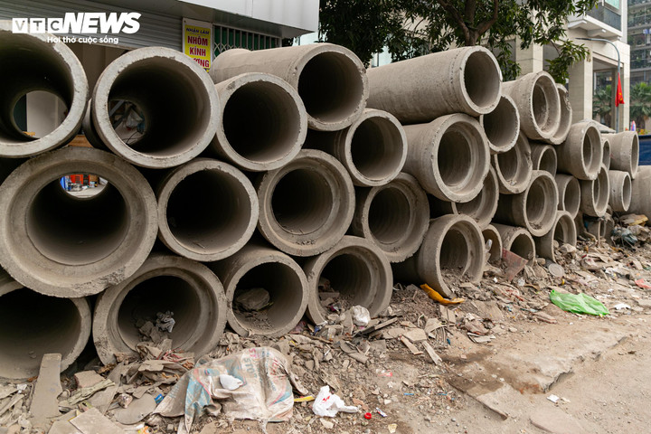 Cận cảnh loạt nhà 'siêu mỏng, siêu méo' trên đường đang mở rộng ở Hà Nội - 21