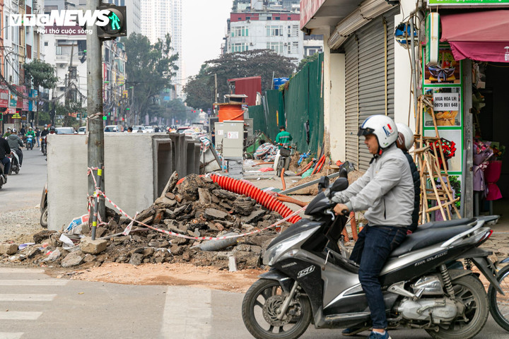 Cận cảnh loạt nhà 'siêu mỏng, siêu méo' trên đường đang mở rộng ở Hà Nội - 23