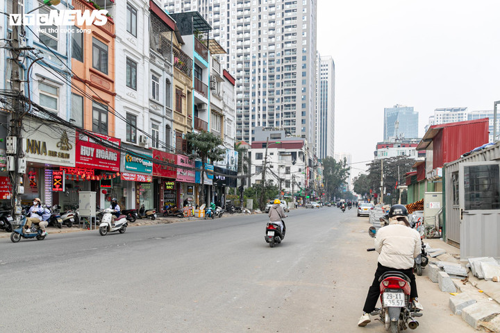 Theo ghi nhận của PV Báo Điện tử VTC News, dự án mở rộng đường Nguyễn Tuân đã thi công xong phần bê tông nhựa hạt thô C19 đối với phần mặt đường làm mới đoạn từ ngõ 162 Nguyễn Tuân đến nút giao Nguyễn Huy Tưởng.