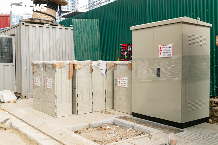 Cận cảnh loạt nhà 'siêu mỏng, siêu méo' trên đường đang mở rộng ở Hà Nội - 22