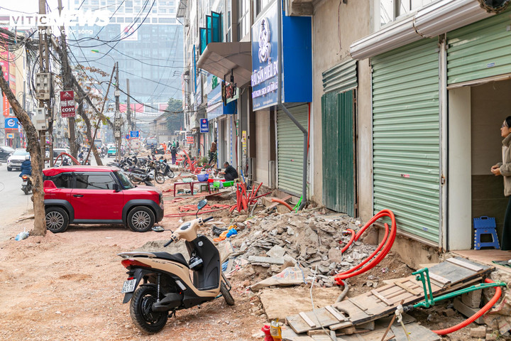 Cận cảnh loạt nhà 'siêu mỏng, siêu méo' trên đường đang mở rộng ở Hà Nội - 10