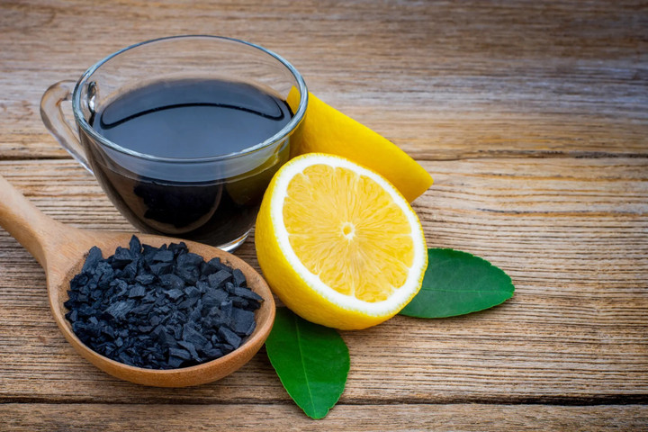 Than hoạt tính xuất hiện trong mọi thứ, từ nước ép giải độc và kem đánh răng đến mặt nạ dưỡng da.