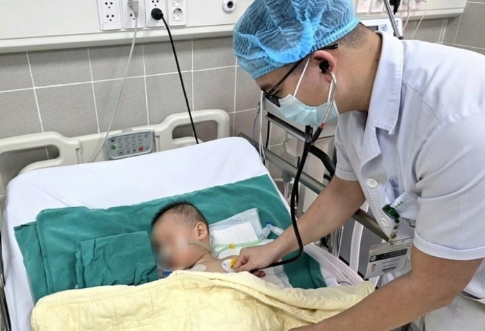 Bệnh nhi 19 tháng tuổi đang điều trị tại Bệnh viện Bạch Mai. (Ảnh: Nguyên Hà)