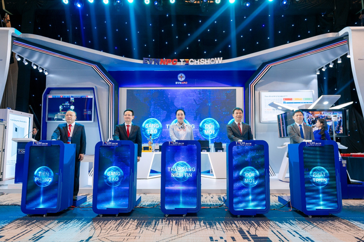 Các đại biểu EVNNPC kích hoạt để khai phóng tiềm năng - Tầm vóc EVNNPC trong lễ Khai mạc Triển lãm khoa học công nghệ EVNNPC.