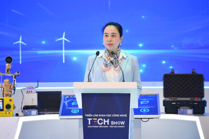 Bà Đỗ Nguyệt Ánh – Bí thư Đảng ủy, Chủ tịch Hội đồng thành viên EVNNPC - phát biểu tại Lễ khai mạc Triển lãm.