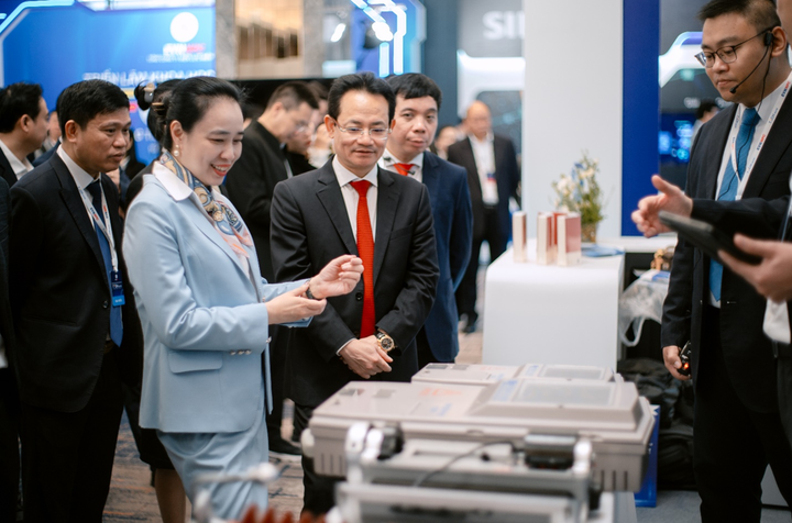 Bà Đỗ Nguyệt Ánh - Chủ tịch Hội đồng thành viên EVNNPC và ông Nguyễn Đức Thiện – Tổng giám đốc EVNNPC tham quan các gian hàng tại Triển lãm Techshow EVNNPC 2026.