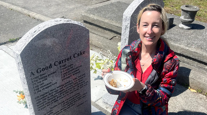 Rosie Grant nấu ăn theo công thức được khắc trên mộ để tưởng niệm người đã khuất. (Nguồn: Fox News)
