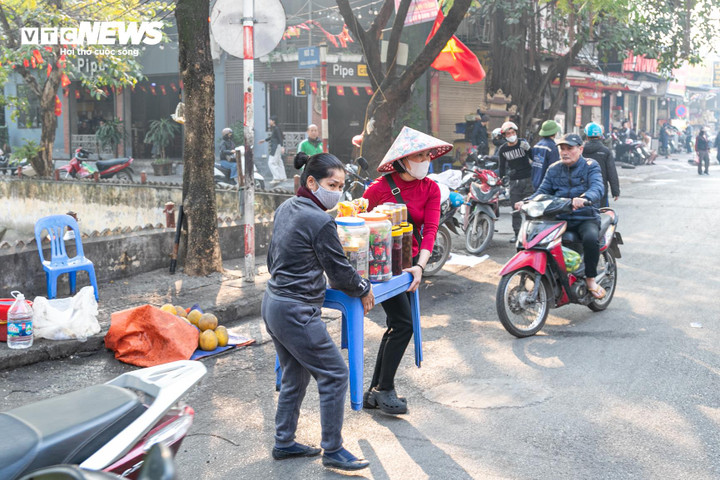 Tiểu thương chợ sinh viên phía Tây Hà Nội đồng loạt gỡ mái che, trả lại vỉa hè - 16