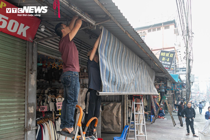 Tiểu thương chợ sinh viên phía Tây Hà Nội đồng loạt gỡ mái che, trả lại vỉa hè - 4