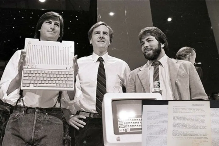 Steve Jobs cùng các cộng sự bên chiếc máy tính Apple đời đầu, biểu tượng cho sự khởi đầu của một đế chế công nghệ. (Nguồn: X)