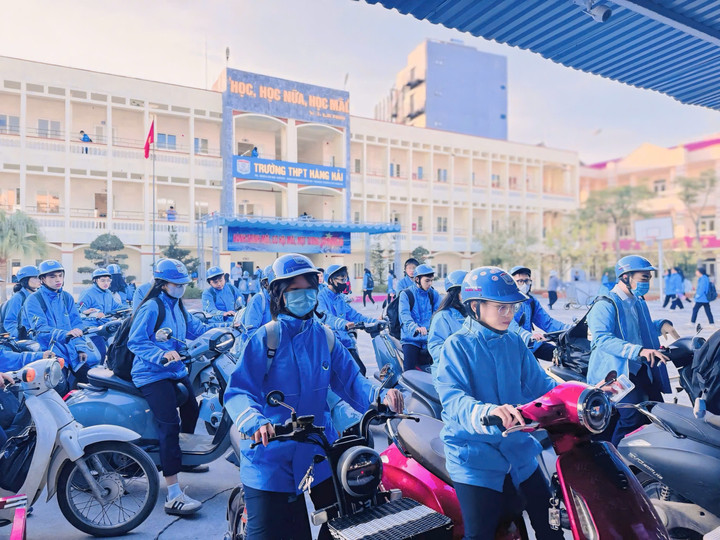 Trường THPT Hàng Hải có gần 800 học sinh, từ lớp 10 đến 12, khoảng 80% các em đi xe đạp điện đến trường.