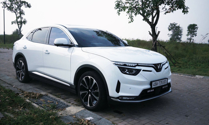 Anh Dũng đánh giá VF 8 có thiết kế ngoại thất bắt mắt.